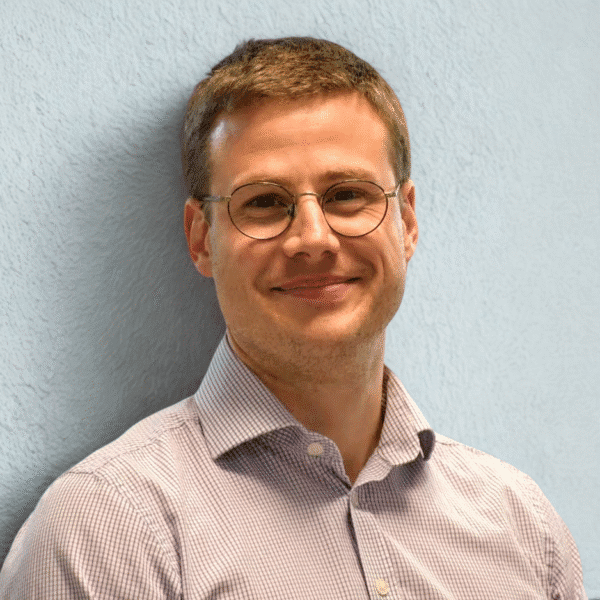 Head shot of Mark Williams